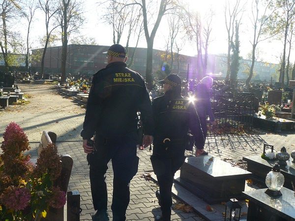 Patrole na cmentarzach