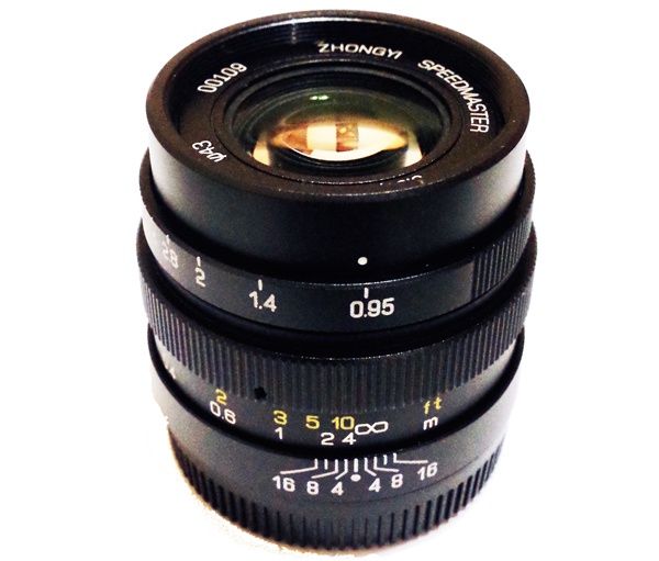 Zhongyi Mitakon Speedmaster 25 mm f/0,95 widok bok