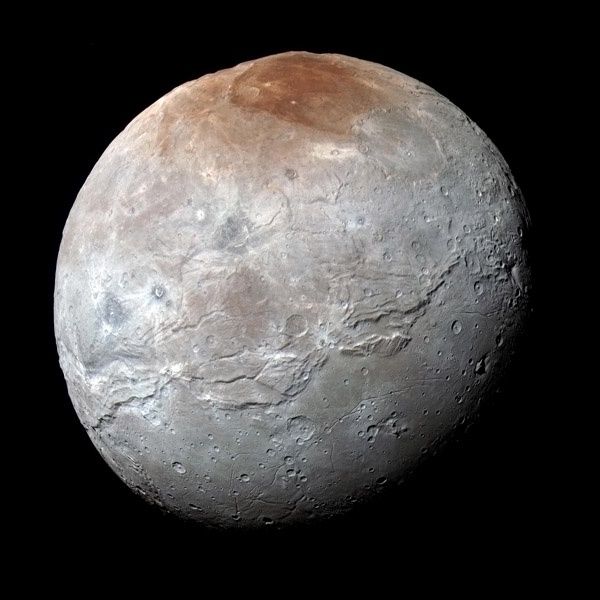 Charon cały glob z bliska