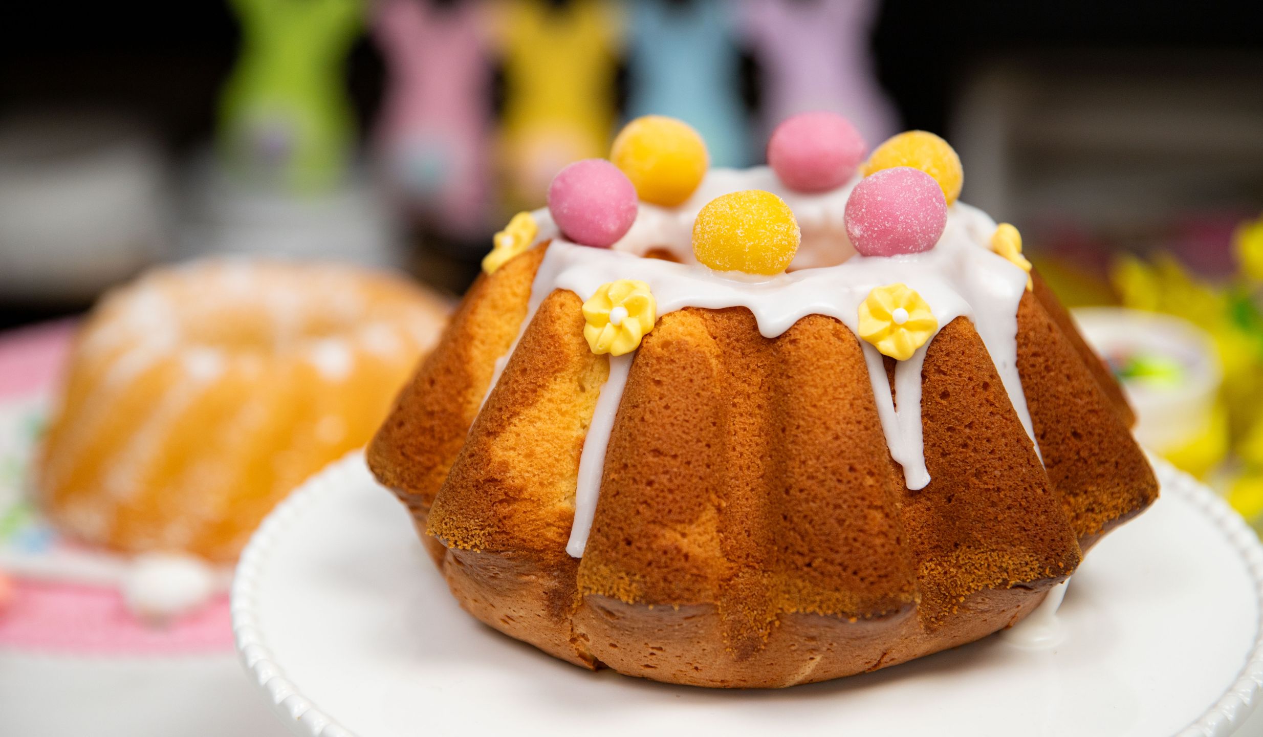 Babka cytrynowa ze świątęczną dekoracją