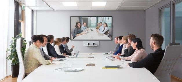 Cisco TelePresence SpeakerTrack 60 to dwukamerowy systemem, który automatycznie wyszukuje aktywnego mówcę w dużych salach konferencyjnych. [źródło: Cisco]