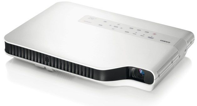 Projektor Casio XJ-A256 przeznaczony jest  dla osób podróżujących, które potrzebują wyświetlać duży obraz podczas szkoleń lub prezentacji. [źródło: Casio]