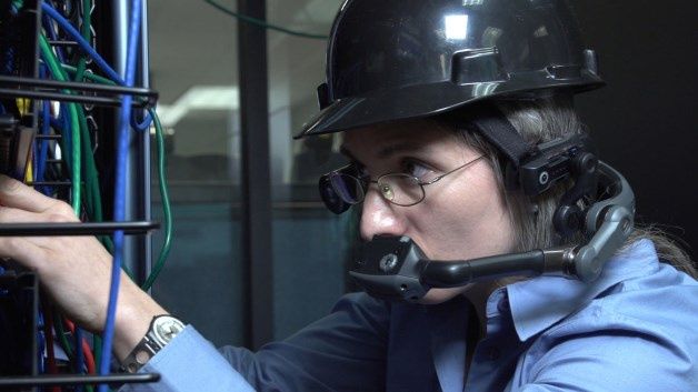 Motorola HC1 to pierwsze przemysłowe urządzenie należące do nowej kategorii – head set computer. Obsługuje się je bez użycia rąk, dzięki czemu inżynierowie czy technicy są w stanie szybko naprawić zepsute urządzenie korzystając np. z dokumentacji technicznej wyświetlanej przez HC1. [źródło: Motorola Solutions]