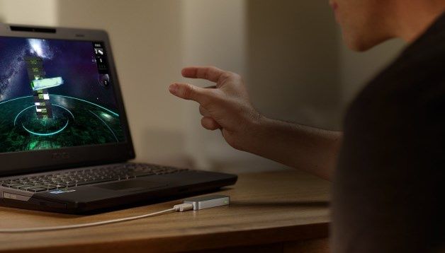 Ta niewielka skrzyneczka – Leap Motion – to urządzenie, które pozwala kontrolować zmianę położenia wyświetlanego na monitorze wirtualnego obiektu w przestrzeni 3D za pomocą gestów rąk. [źródło: Leap Motion]