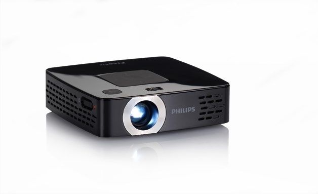 Philips PicoPix PPX2480 to przedstawiciel miniaturowych, przenośnych urządzeń projekcyjnych. Dzięki zastosowaniu diod LED RGB zmniejszono nie tylko gabaryty projektora, ale także pobór energii. [źródło: Philips]