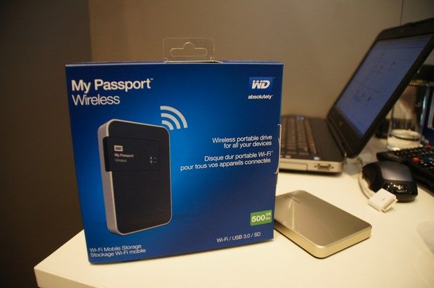 My Passport w wersji WiFi. Dysk może komunikować się bezpośrednio z aparatem fotograficznym wyposażonym w kartę WiFi. W ten sposób można go wykorzystać jako data bank na zdjęcia (lub zgrywając zdjęcia złączem SD).