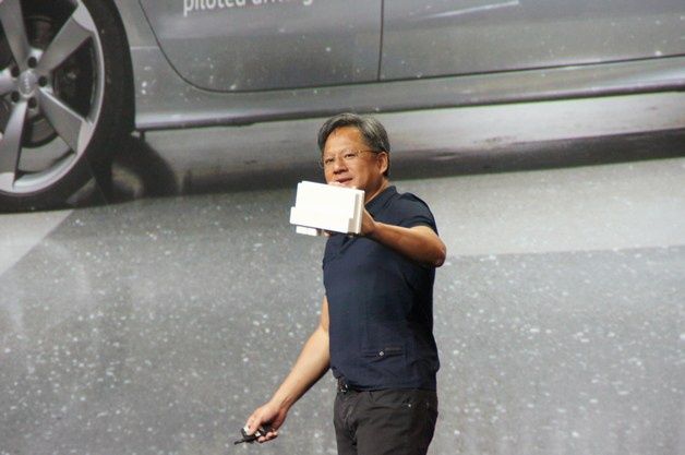 Jen-Hsun Huang prezentuje komputer pokładowy "zastępujący" kierowcę. Bazuje on na systemie Jetson TK1.