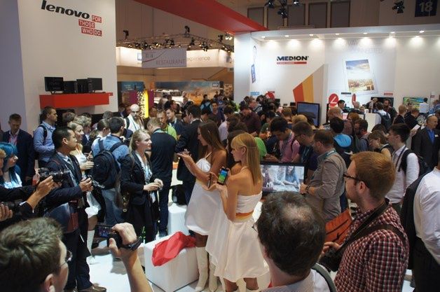 Do konferencyjnej prezentacji smartfona Lenovo Vibe X2 zaproszono grupę bardzo ładnych hostess.