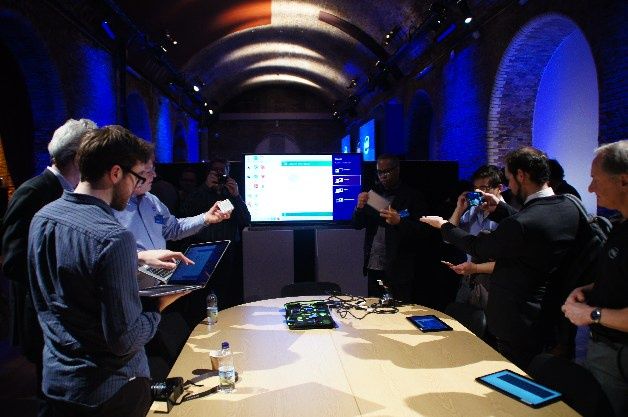 Implementacja systemu Intel Pro WiDi pozwalająca uczestnikom zebrania na bezprzewodową prezentację przygotowanych przez siebie materiałów. Osoba prowadząca przełącza transmisję sygnału wideo na urządzenie użytkownika zabierającego głos w dyskusji.