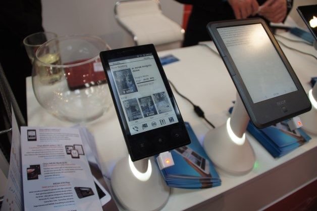 Smartfon Onyx MIDIA InkPhone korzystający z e-inkowego ekranu może pracować bez ładowania przez miesiąc.