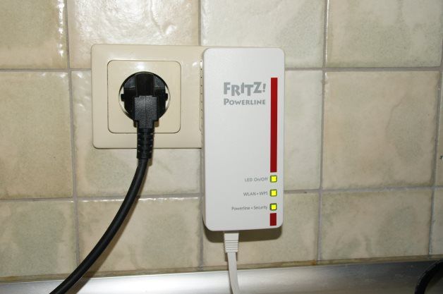 Drugi, większy z adapterów PLC podłączany do gniazdka w docelowym pomieszczeniu.