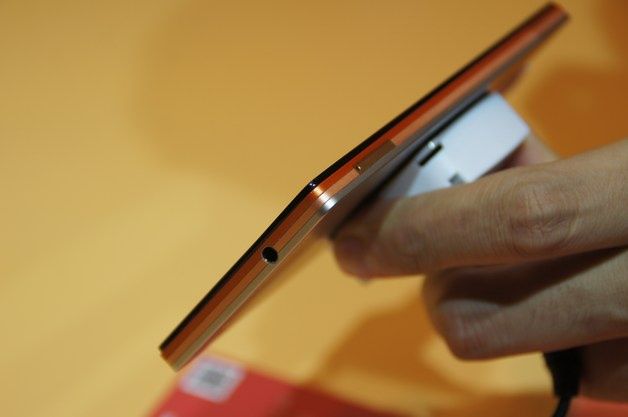 Smartfon Lenovo Vibe X2 i niektóre, zaprezentowane na stoisku akcesoria do niego.