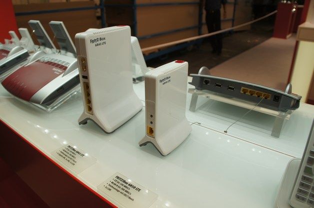 Routery Fritz!Box 6842 LTE (po lewej) i 6810 LTE są urządzeniami korzystającymi z dostępu do internetu za pośrednictwem technologii LTE. W router wystarczy włożyć kartę SIM od operatora GSM, skonfigurować i już można cieszyć się szybkim bezprzewodowym dostępem do Internetu realizowanym za pośrednictwem LTE.
