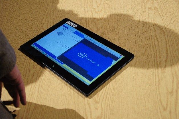 Implementacja systemu Intel Pro WiDi pozwalająca uczestnikom zebrania na bezprzewodową prezentację przygotowanych przez siebie materiałów. Osoba prowadząca przełącza transmisję sygnału wideo na urządzenie użytkownika zabierającego głos w dyskusji.