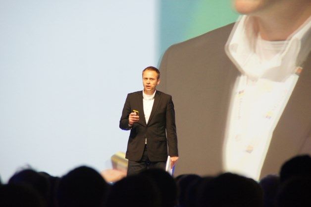 Rafał Albin, dyrektor działu nowych technologii w Microsoft Polska prowadzący sesję generalną. [autor: Marcin Bieńkowski]