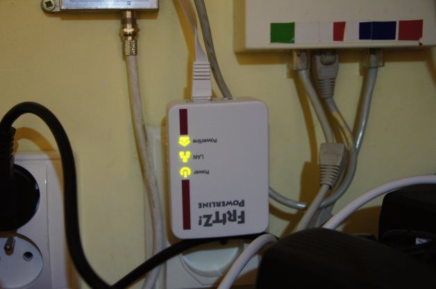 Mniejszy z adapterów Fritz!Powerline 540E nalezy podłączyć do routera.