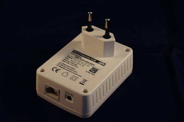 Mniejszy adapter PLC Fritz!Powerline 540E wyposażono w jedno złącze Ethernet 10/100 Mbit/s.