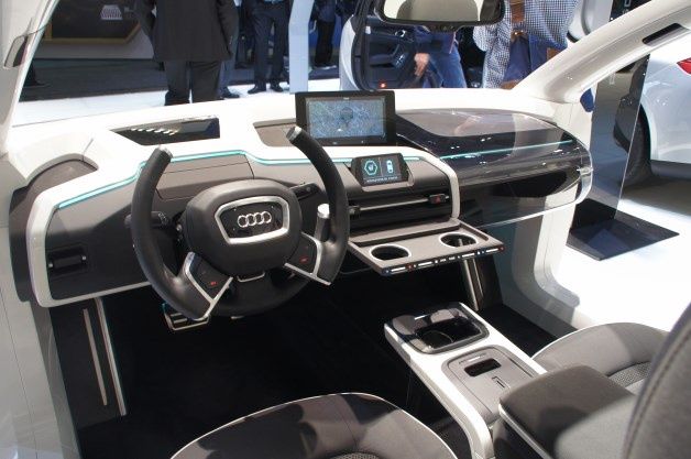 Koncepcja w całości elektronicznie i komputerowo sterowanego pulpitu samochodu zaprezentowana przez firmę Audi.