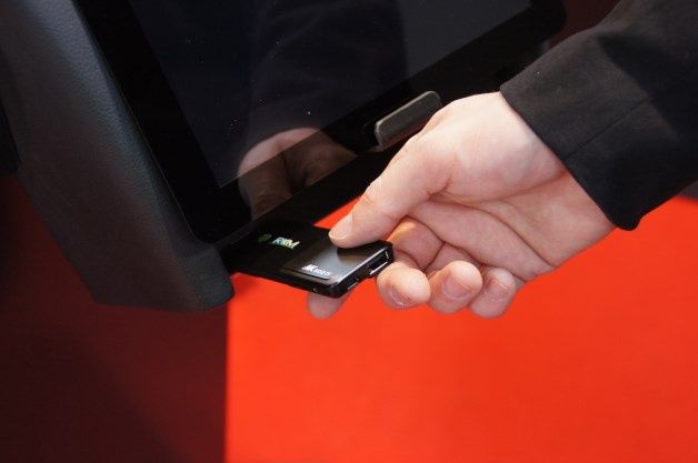 Koncepcja Infotinmet-On-A-Stick firmy Cybercom - klucz HDMI z danymi multimedialnymi.