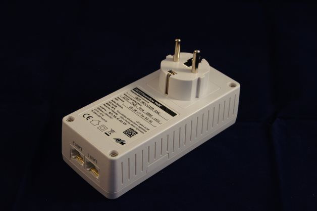 Większy adapter PLC Fritz!Powerline 540E pozwala podłączyć dwa komputery za pomoca skrętki. Jenocześnie jest punktem dostępowym WiFi.