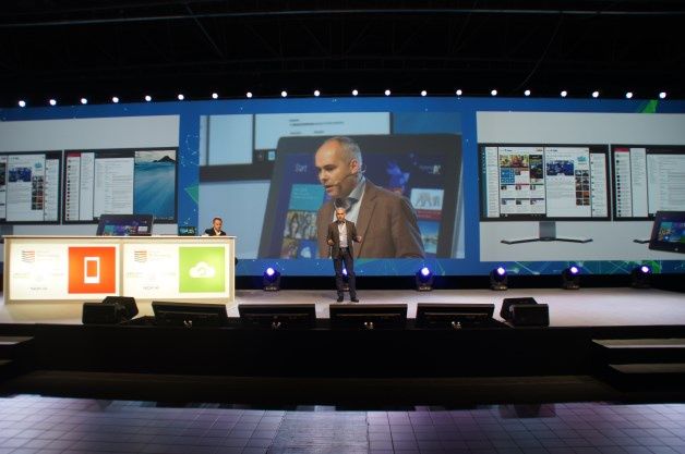 Marcin Klimowski prezentuje zmiany zachodzące w systemie Windows. [autor: Marcin Bieńkowski]