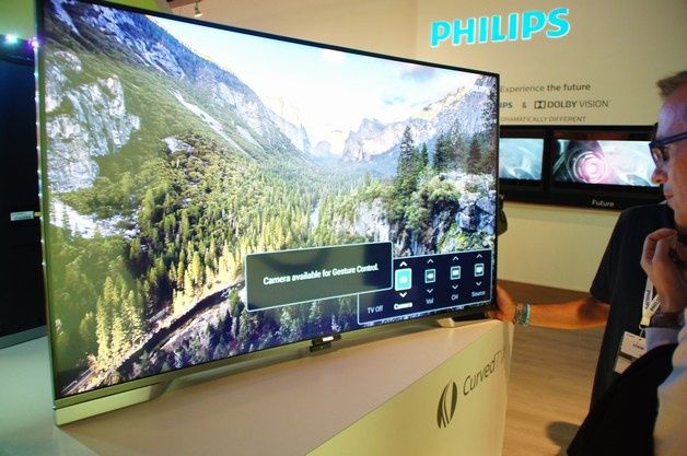Zakrzywione monitory Philipsa 4K działające pod kontrolą systemu android.