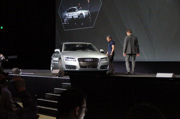 Audi samo, wewnątrz nie było żadnego kierowcy, wjechało na scenę i zaparkowało.