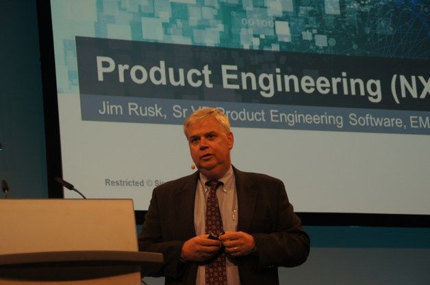 001 – Jim Rusk podczas berlińskiej prezentacji NX 10.