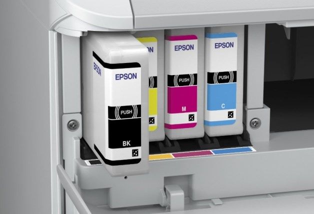 Drukarki i urządzenia wielofunkcyjne firmy Epson wykorzystują stałe, niezintegrowane z kartridżem głowice drukujące. Na zdjęciu niezależne kartridże z tuszem.[źródło: Epson]