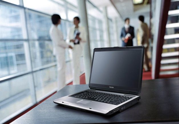 Mobilności, niestety nie zapewni nawet najmniejszy komputer stacjonarny. Tu bezkonkurencyjny jest laptop. [źródło: Toshiba]