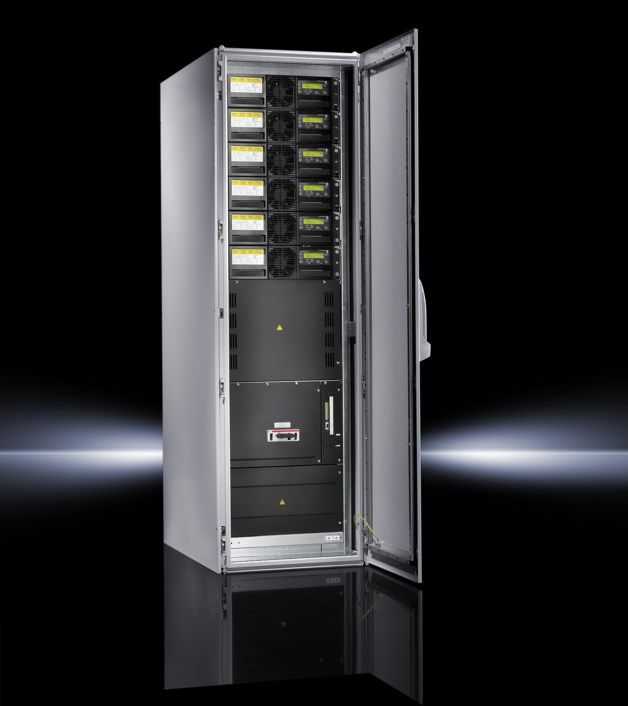 Modułowy system PMC 120 jest skalowalny w zakresie mocy od 10 do 120 kW. Maksymalny stopień rozbudowy przewiduje sześć modułów UPS po 20 kW. [źródło: Rittal]