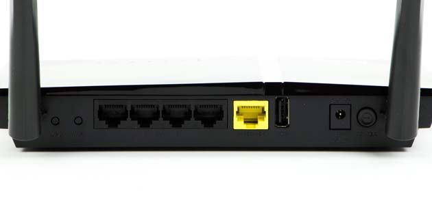 D-Link DIR-825/EE porty