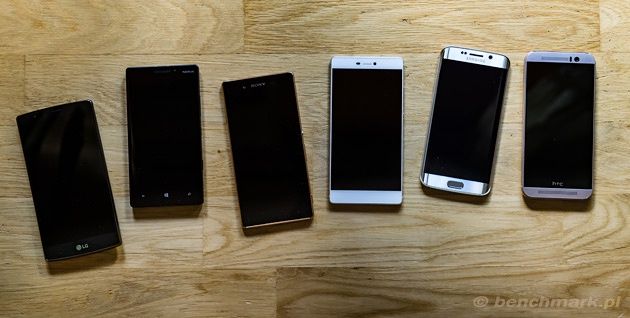 Smartfony luzem parkiet