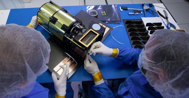 Satelita Arkyd 100 w laboratorium