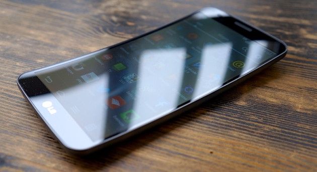 LG i Samsung smartfon elestyczny ekran