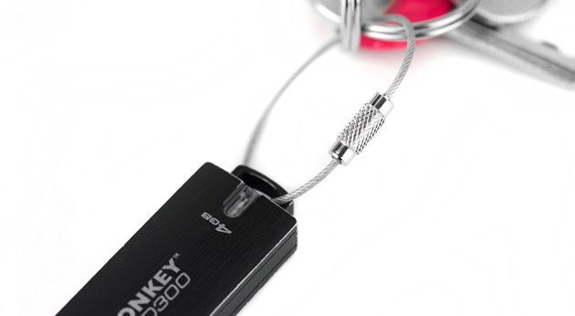 IronKey D300 przypięty do kluczy