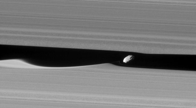 Daphnis księżyc w pierścieniach Saturna