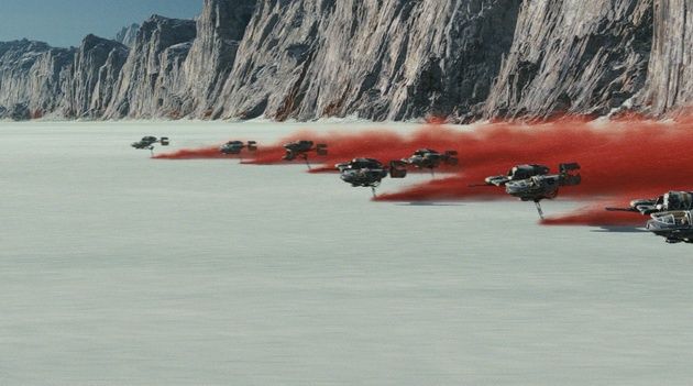 Gwiezdne Wojny: Ostatni Jedi - czerwony piach za śmigaczami
