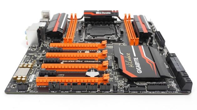 Gigabyte GA-X99-SOC Champion - lewa krawędź