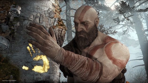 God of War - Kratos obejmujący drzewo