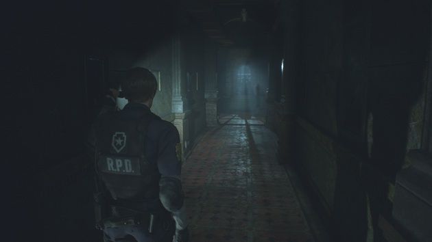 Resident Evil 2 remake - korytarz w świetle latarki