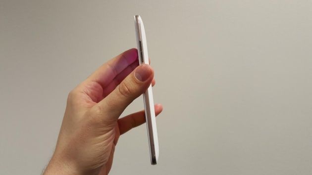 Asus ZenFone Max smartfon bok
