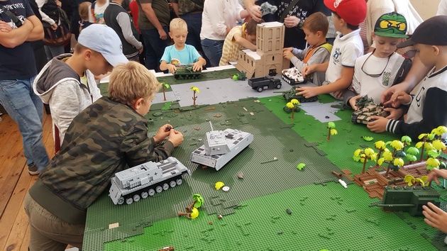 Polskie czołgi w World of Tanks - impreza premierowa w Muzeum Wojska Polskiego - dzieci bawią się klockami Cobi