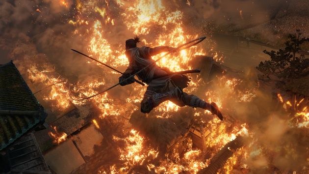 Sekiro: Shadows Die Twice - skok na lince nad ogniem