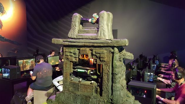 GeForce RTX - komputer z RTX na pokladzie stylizowany pod grę Tomb Raider