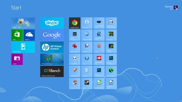 Otwieramy menu Start. W przypadku Windowsa 8 jest to znany interfejs kafelkowy. Aktywujemy go wciskając klawisz Windows lub z wysuwanego paska systemowego po prawej stronie ekranu.