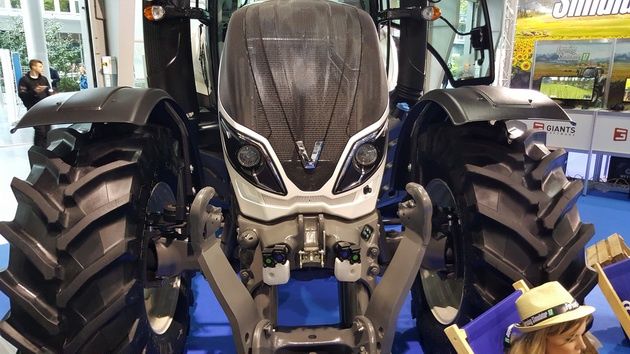 PGA 2016 - traktor na stoisku Farming Simulator