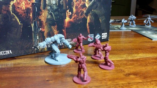 Gears of War - figurki na tle pudełka
