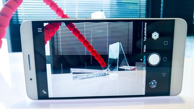 Huawei Shot X stojący