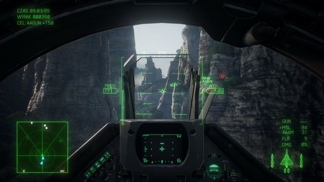 Ace Combat 7: Skies Unknown - przelot między skałami